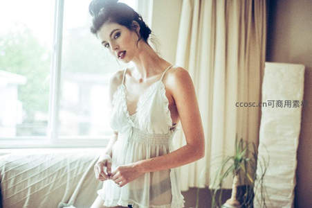 窗边柔光中的优雅女性