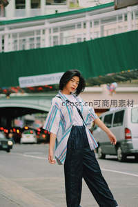 街头漫步的潮流女青年