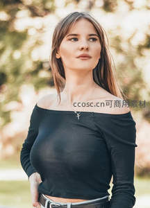 户外阳光下的优雅女性肖像