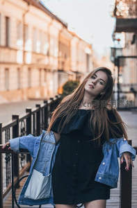 城市街道旁的时尚街拍女郎