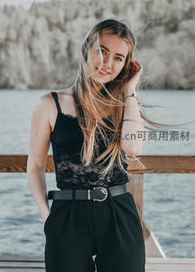 湖边木栈道上的微风少女