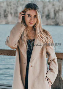 湖畔米色大衣的温柔瞬间