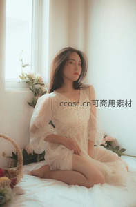 窗边少女静坐，柔光与花影相伴