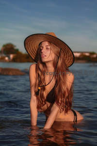 海边女子闭目享受夕阳温柔沐浴