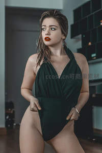 深绿泳装女子室内姿态写真