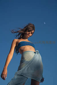 蓝天下的动感舞姿