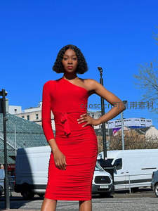 街头红裙自信姿态