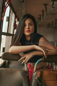 复古巴士内长发少女凝望