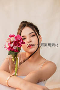 花瓶旁少女侧颜柔美如画