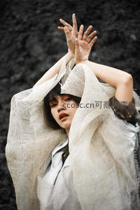 网纱遮面的神秘姿态与光影交错