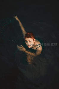 红发女子水中仰望镜头的梦幻瞬间