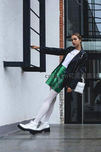 街头时尚少女，绿裙白靴潮范十足