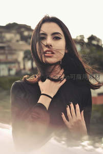 风中黑衣女子，眼神迷离氛围感拉满