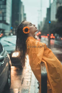 雨中街角少女，向日葵耳饰点缀橙色雨衣浪漫