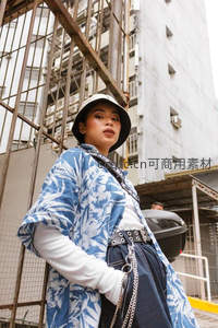 街头潮女蓝白印花外套，渔夫帽配链条腰带帅气出街