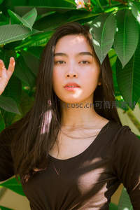 绿叶掩映下的温柔少女