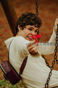 秋千上的女孩绽放笑容