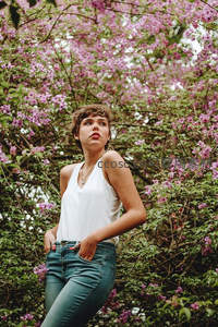 花海中少女仰望天空