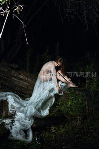 林间沉思的薄纱身影