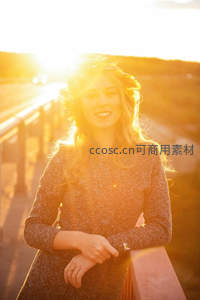 夕阳桥头的灿烂笑容