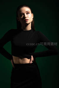 绿幕前的酷飒黑衣女郎