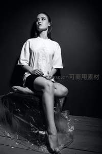黑白艺术感坐姿人像