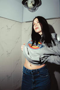 灰色卫衣少女浴室角落随拍