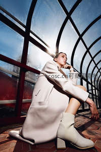 阳光玻璃廊下米色大衣女模