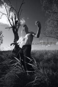 荒野中的黑白艺术人像