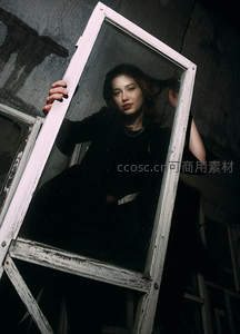 窗框中的神秘女子