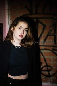 涂鸦墙前的冷艳女郎