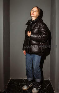 皮衣少女的街拍瞬间