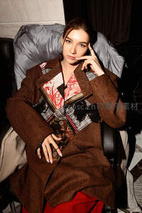 华服美人优雅沉思