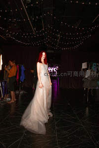 红发模特身着银色礼服走秀