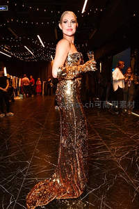 金色亮片礼服闪耀T台瞬间