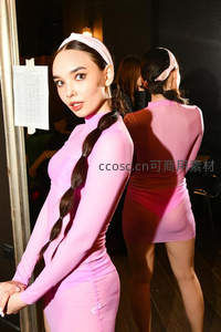 粉裙少女回眸镜中倒影迷人