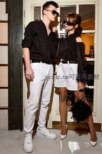 黑白时尚情侣街拍，墨镜与简约穿搭