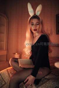 兔耳少女床上阅读，暖光营造梦幻感