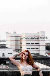 红发纹身女郎天台远眺，都市背景