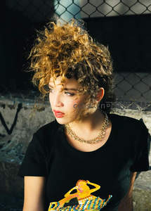 卷发少女街拍，光影下的时尚瞬间