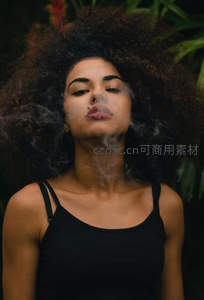 烟雾缭绕，爆炸头女孩的神秘瞬间