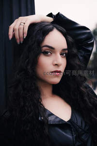 黑发皮衣女郎，冷艳眼神直视镜头