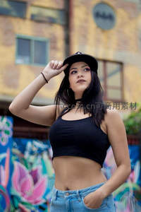街头涂鸦前的酷女孩造型