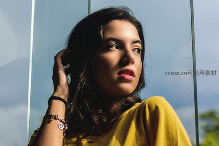 窗边沉思的温柔少女