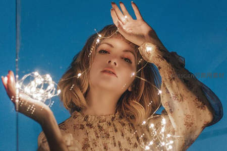 蓝色背景下星光环绕的梦幻少女