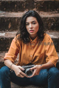 手持复古相机的文艺女孩