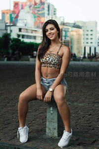 街头豹纹上衣女孩自信微笑