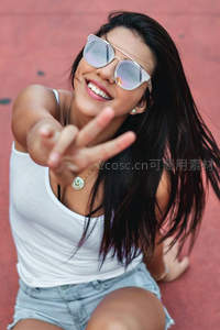 戴墨镜女孩比耶的阳光瞬间
