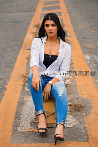 街头时尚女郎坐于黄线中央