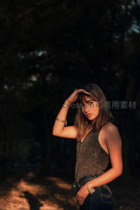 林间光影中少女轻抚额发回眸